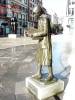 Oviedo(49)-Calle Pelayo-'Esperanza caminando' en el centro y 'Culis monumentalibus' en el fondo
