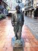 Oviedo(53)-Calle Milicias Nacionales-Escultura de Woody Allen