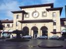 Oviedo(55)-Estación Feve y Renfe-Escultura 'Asturias' a la izquierda