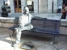 Oviedo(93)-Plaza de la iglesia de San Juan el Rea-Escultura del alcalde Luis Riera Posadal