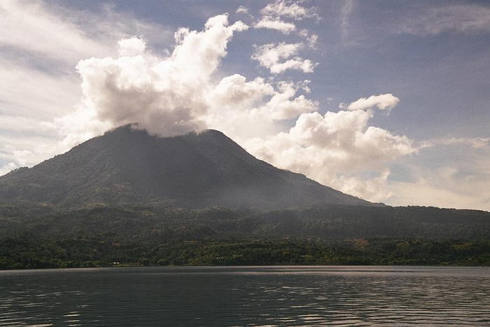 Το ανενεργό ηφαίστειο Atitlan, το τρίτο υψηλότερο ηφαίστειο της Γουατεμάλας (3.537 μέτρα)