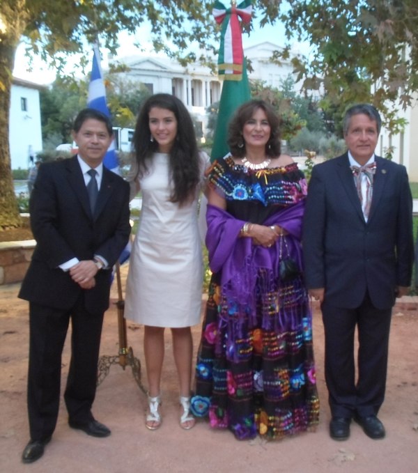 Ο πρέσβης του Μεξικού στην Ελλάδα κ. Ταρσίσιο Ναβαρρέτε Μόντες ντε Όκα με τη σύζυγό του κα Λους Μαρία Σουρίτα Αγκιλάρ, την κόρη τους Χιμένα, και τον αναπληρωτή επικεφαλής αποστολής κ. Φερνάντο Σαντοβάλ Φλόρες.