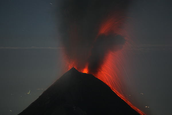 Το Fuego (3.763 μέτρα) τη στιγμή της έκρηξης του 2007